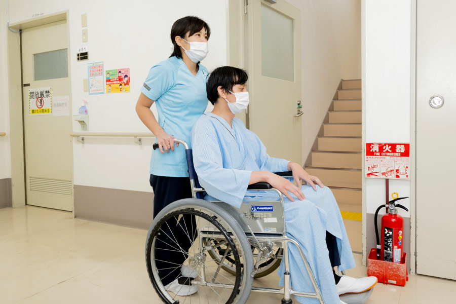 看護部_車椅子